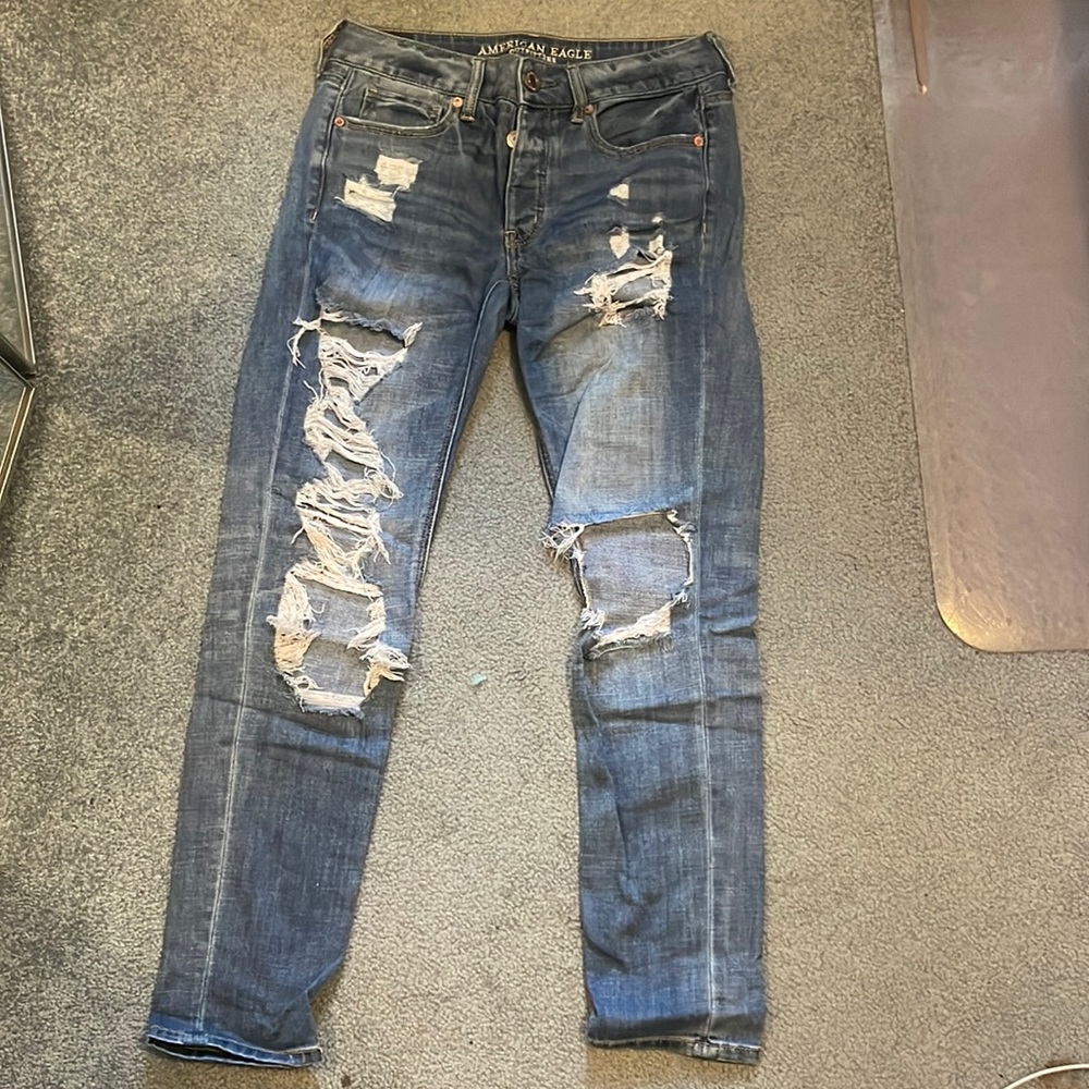 American Eagle medium wash ripped mom Tom girl jeans
